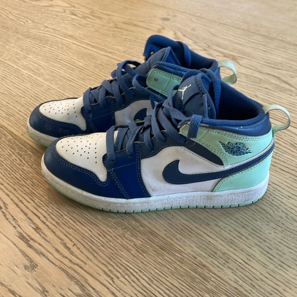 Little kids Jordan’s, size 2